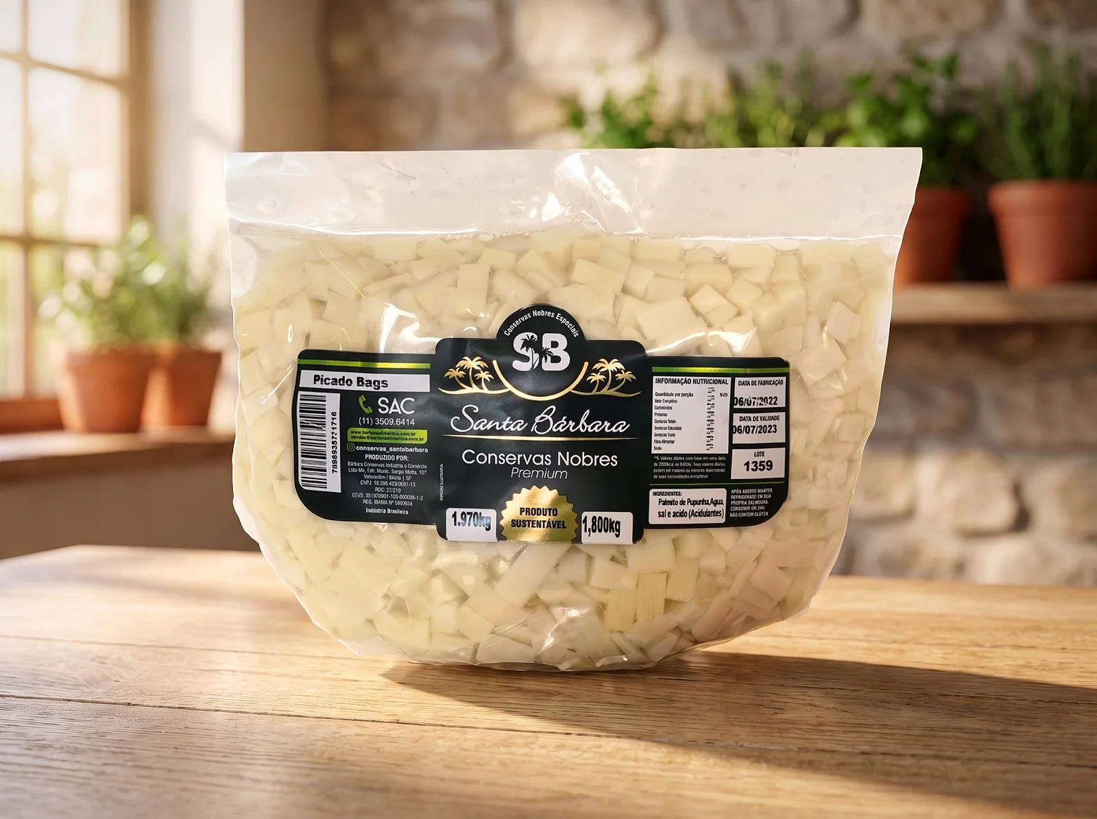 Bag de 1,8 kg de palmito de pupunha picado Santa Bárbara em pé na mesa